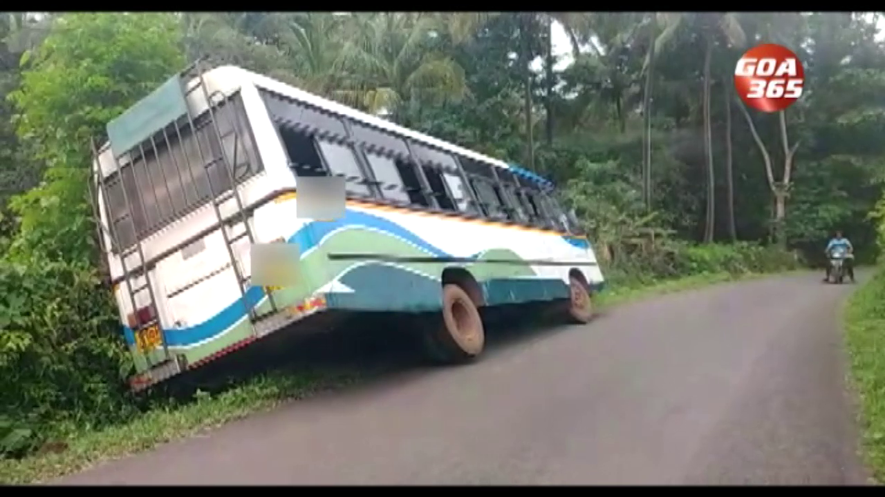 BUS VEERS OFF-ROAD AT CANACONA, NEARLY TOPPLES
